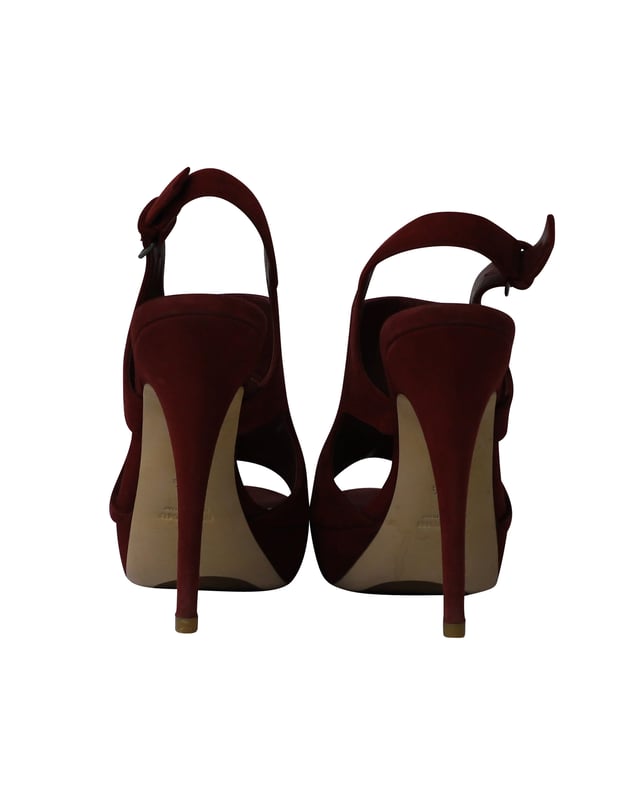 VINTAGE, RRP WIE NEU  
Diese Wildleder-Slingback-Sandalen von Miu Miu sind ein fester Bestandteil der Kollektion der Marke. Mit einem Stiletto-Absatz und Plattform werden sie in Italien nach höchsten Standards gefertigt. Tragen Sie sie zu etwas Einfachem und Eleganten wie einem einfarbigen Shift-Dress oder einer weißen Shorts.

Miu Miu Pumps mit offener Zehenpartie aus burgunderrotem Wildleder  
Zustand: gut  
Material: Wildleder  
Größe: 38,5  
Gebrauchsspuren: Abnutzung an den Sohlen  
SKU: 251159