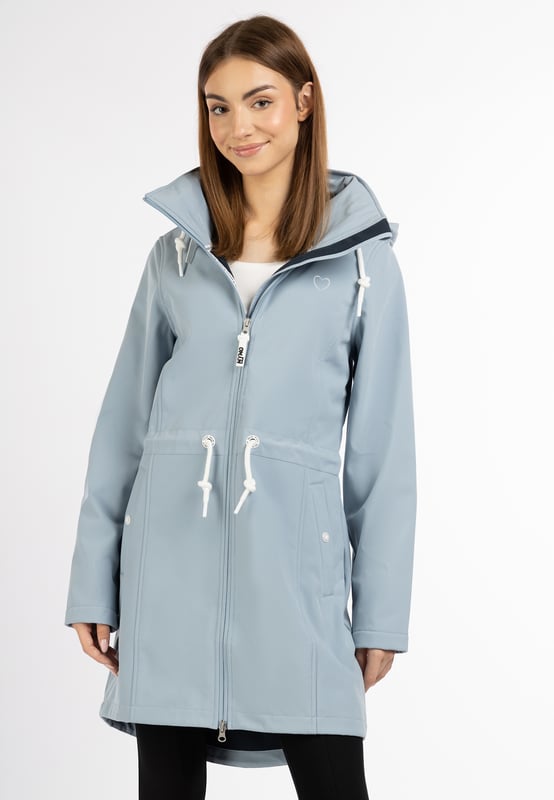 Geen vulling  myMo ATHLSR presenteert de functionele alary softshelljas in sportief design. Met zijn comfortabele lengte en de zachte microfleece binnenkant is hij perfect voor de overgang. Het ademende, winddichte en waterdichte materiaal biedt betrouwbare bescherming en kan bovendien met een taillekoord in het figuur worden getrokken. Bijzonder opmerkelijk zijn de twee praktische zijzakken en de vele liefdevol doordachte details zoals oogjes in reliëf, koordstoppers en het hartvormige borduursel op de borst. Een hoge opstaande kraag houdt niet alleen de nek warm, maar biedt ook ruimte voor een capuchon, die dankzij de ritssluiting eenvoudig in de hoge kraag kan worden geïntegreerd.  softshell jas
