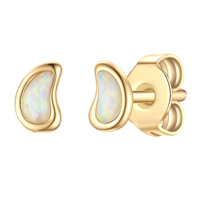 You can never have enough pretty stud earrings - how about this enchanting model from the Glanzstücken München label? Small, but with a very special design, the plugs impress with their organic lines and mysterious iridescent cabochon-cut opals. A real eye-catcher with boho vibes on the earlobe. Did you know that opal is considered inspiring and promotes creativity? The healing stone not only impresses with a fascinating play of light, but also dissolves internal blockages and sparkles with positive energy. A delicate plug-in closure fits harmoniously into the design and ensures a high level of comfort and is easy to put on and take off.