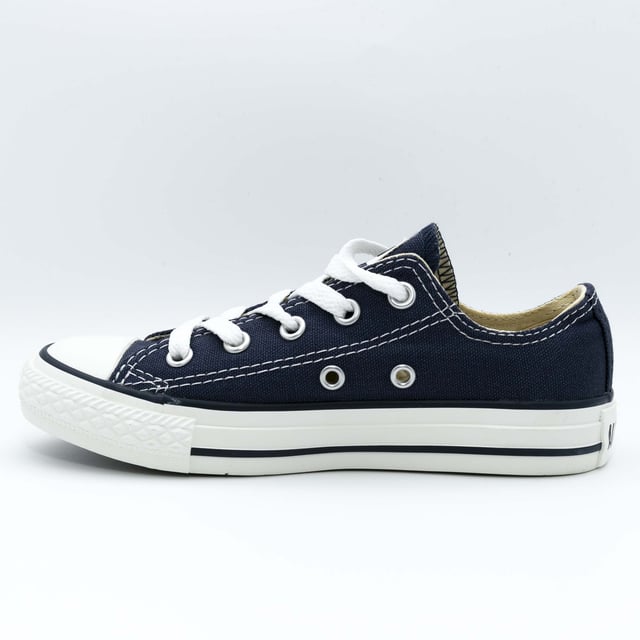Specificaties: Iconische sneakers, overal bekend om hun onmiskenbare silhouet, gemaakt met klassieke kleuren en een hoogwaardige gevulkaniseerde rubberen zool Vetersluiting: Platte veter Zooltype: Gevulkaniseerde zool