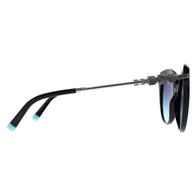 Las gafas de sol Tiffany TF4189 80019S con degradado azur negro son un diseño de moda fabricado en acetato de alta calidad. Estas gafas de sol son ligeras y duraderas, por lo que son cómodas de llevar durante largos periodos de tiempo. El logotipo de la firma Tiffany & Co adorna las puntas de las patillas de estas gafas de sol, añadiendo un toque de elegancia y sofisticación al diseño.