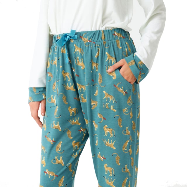 Långärmad pyjamas och långbyxor J and J Brothers.\n Turkos färg\n Vanlig t-shirt med V-ringning.\n Mjuk textur.\n Långa tryckta byxor med elastisk midja som kan justeras med en dragsko.\n Öppna fickor framtill.\n Sömmarna syns i ton.\n\n Sammansättning: T-shirt: 94% bomull, 6% elastan; Byxor: 95% modal, 5% elastan.\n\n -Tvättas i max temperatur. 30º.\n -Använd inte blekmedel.\n -Torka i max temperatur. 110º.\n -Har inte stöd för kemtvätt.\n -Tillåter inte användning av torktumlare.\n Sammansättning: T-shirt: 94% bomull, 6% elastan; Byxor: 95% modal, 5% elastan.\n Skötsel:\n-Tvätta i max temperatur. 30º.\n -Använd inte blekmedel.\n -Torka i max temperatur. 110º.\n -Har inte stöd för kemtvätt.\n -Tillåter inte användning av torktumlare.