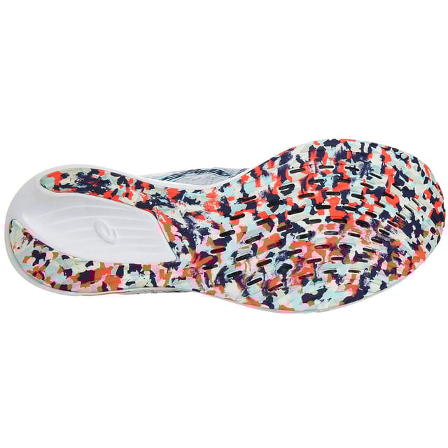 Las zapatillas de running para hombre ASICS Magic Speed están diseñadas para ofrecer a los corredores enfocados en la velocidad la tecnología y las características de rendimiento que necesitan para lograr sus mejores tiempos. Estas zapatillas están concebidas para maximizar tu eficiencia al correr y propulsarte hacia adelante.

Características Clave:

Entresuela Ride Solyte: Las zapatillas Magic Speed cuentan con la entresuela Ride Solyte de ASICS, diseñada para proporcionar una amortiguación ligera y receptiva. Esta tecnología de entresuela ofrece una experiencia cómoda y de apoyo para tus carreras más rápidas.

Tecnología Guidesole: La innovadora tecnología Guidesole crea un diseño de suela rocker, optimizando tu zancada y reduciendo la pérdida de energía. Esto fomenta la propulsión hacia adelante, haciendo que tus carreras sean más eficientes y menos cansadas.

Tecnología GEL: La amortiguación GEL está incluida en la parte trasera para mejorar la absorción de impactos, reduciendo el estrés en tus articulaciones y asegurando una experiencia de carrera suave y cómoda.

Parte Superior Transpirable: La parte superior está construida con materiales transpirables que permiten una ventilación adecuada, manteniendo tus pies frescos y cómodos incluso durante carreras intensas.

Suela AHARPLUS: La suela está hecha de goma de alta abrasión ASICS (AHARPLUS) para una excelente durabilidad y agarre en diversas superficies, asegurando que tengas un agarre confiable durante tus carreras rápidas.

Cierre con Cordones: El cierre tradicional con cordones permite un ajuste seguro y personalizable, garantizando que tus pies estén bien apoyados y estables durante las carreras a alta velocidad.

Plantilla OrthoLite X-40: La plantilla extraíble OrthoLite X-40 añade una mayor amortiguación y propiedades de control de humedad para mantener tus pies secos y cómodos.

Detalles Reflectantes: La seguridad es una prioridad, y estas zapatillas incorporan elementos reflectantes para mejorar la visibilidad en condiciones de poca luz, como en carreras de temprano en la mañana o por la noche.