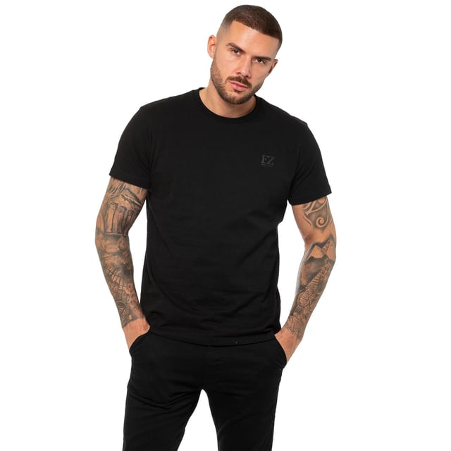 Enzo Herren-T-Shirt mit normaler Passform. Gesticktes Enzo-Logo auf der Vorderseite. Rundhalsausschnitt, kurze Ärmel. 50% Baumwolle, 50% Elastan. Maschinenwaschbar (siehe Etikett). Ideal für Fitnessstudio, Freizeitkleidung