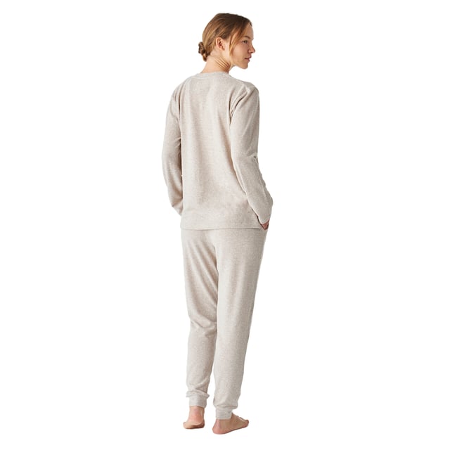 Women's long-sleeved pajamas with an elegant and comfortable design, ideal for lounging or relaxing at home.

 Its modern and sophisticated design adapts perfectly to the female figure, enhancing the silhouette with a chic and relaxed style.

 The set includes a long-sleeved top with a delicate V-neck.

 The long trousers have a loose fit, two practical side pockets and an elastic waistband adjustable with drawstrings, ensuring a comfortable fit.

 Tonal exposed stitching adds a subtle yet elegant detail.

 Enjoy a design that combines fashion and functionality. Ideal for giving as a gift or for pampering yourself.
 Composition: Shirt: 72% Polyester, 23% Viscose, 5% Elastane; Pants: 72% Polyester, 23% Viscose, 5% Elastane
 Care:
-Wash on a gentle cycle.
 -Always use cold or warm water.
 -Do not use a dryer. It is better to air dry.
 -If necessary, iron at low temperatures.
 -Do not use bleach.