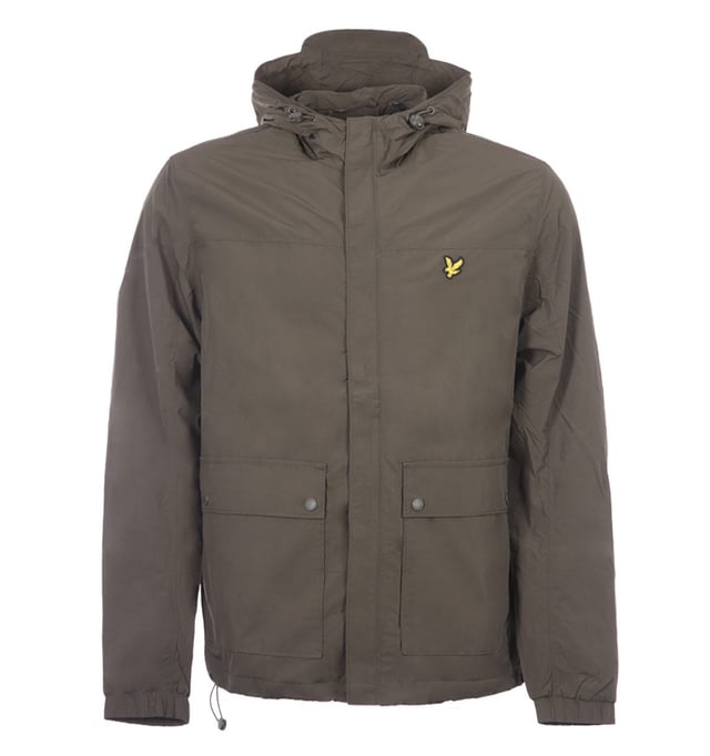 Stijl, kwaliteit en typisch Brits, Lyle & Scott hebben meer dan 100 jaar technische expertise in hun producten verwerkt. Traditionele kledingstukken hebben een eigentijdse esthetiek gekregen, maar vergeet dat iconische Golden Eagle-logo niet, je herkent meteen dat je een gerenommeerd merk draagt. Dit is zeker het geval met dit jack met capuchon. Waterbestendig, nylonmixconstructie, fleecevoering, elastische manchetten, dubbele opgestikte zakken en steekzakken, verstelbare capuchon en taille met elastisch trekkoord, verborgen volledige ritssluiting met drukknoopflap, Lyle & Scott-branding. Stijl en pasvorm Normale pasvorm, valt normaal qua maat. Samenstelling en onderhoudBuitenkant: 100% nylon. Voering: 100% polyester. Machinewas.