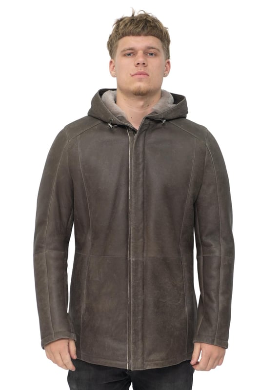 Disfrute de la máxima calidez y estilo con nuestra chaqueta parka con capucha de cuero marrón de piel de oveja para hombre. Confeccionada con piel de oveja merino española de alta calidad, esta chaqueta muestra una artesanía excepcional y una comodidad lujosa. El interior está forrado con vellón de piel de oveja merino ultra suave, que lo envuelve en un capullo de calidez y comodidad. La chaqueta presenta un diseño frontal con bragueta con una cremallera YKK que se extiende hasta una capucha ajustable, lo que brinda protección adicional contra los elementos. Dos bolsillos verticales para calentar las manos con cierres con cremallera ofrecen practicidad y comodidad. Los aspectos destacados del diseño adicionales incluyen: • Construcción de piel de oveja merino española de alta calidad para una durabilidad y un estilo superiores. • Lujoso forro de vellón de piel de oveja merino para una suavidad y un aislamiento incomparables. • Diseño frontal con bragueta con cremallera YKK para una apariencia elegante y moderna. • Capucha ajustable para una cobertura personalizable. • Bolsillos verticales para calentar las manos con cierres con cremallera para un almacenamiento seguro. Nuestra chaqueta parka con capucha de piel de oveja marrón para hombre combina estilo y funcionalidad sin esfuerzo, lo que la convierte en una prenda de abrigo imprescindible para las estaciones más frías. Experimente el epítome de la comodidad y el lujo con esta exquisita chaqueta de piel de oveja. Parka clásica 100 % piel de oveja auténtica Cremallera YKK en la parte delantera 2 bolsillos con cremallera Ajuste cómodo