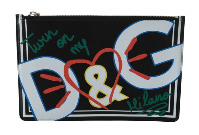 100% äkta Dolce \u0026 Gabbana plånbok för herrar\n  Svart färg med DG Print-motiv\n  Tillverkad av 100% läder\n  Logotypdetaljer\n  Tillverkad i Italien\n  Mått: 25cm x 16cm x 1cm\nMaterial: 100% läder 100% läder