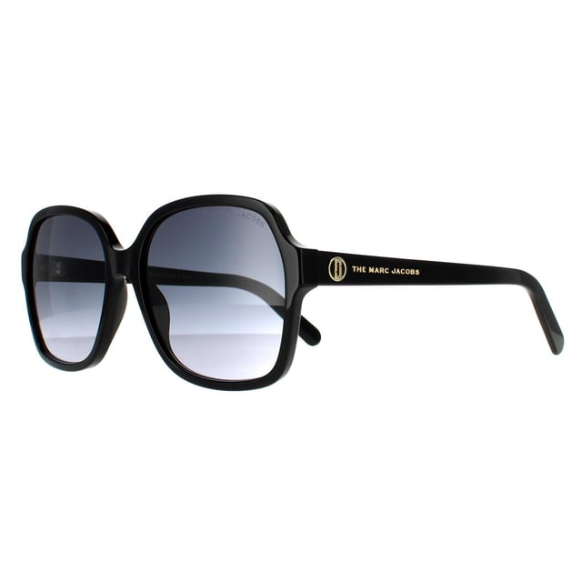 Marc Jacobs zonnebril MARC 526/S 807 9o Black Dark Gray Gradient zijn een stijlvolle vierkante stijl vervaardigd van lichtgewicht acetaat. Het embleem van Marc Jacobs is gegraveerd op de slanke tempels voor merkauthenticiteit.