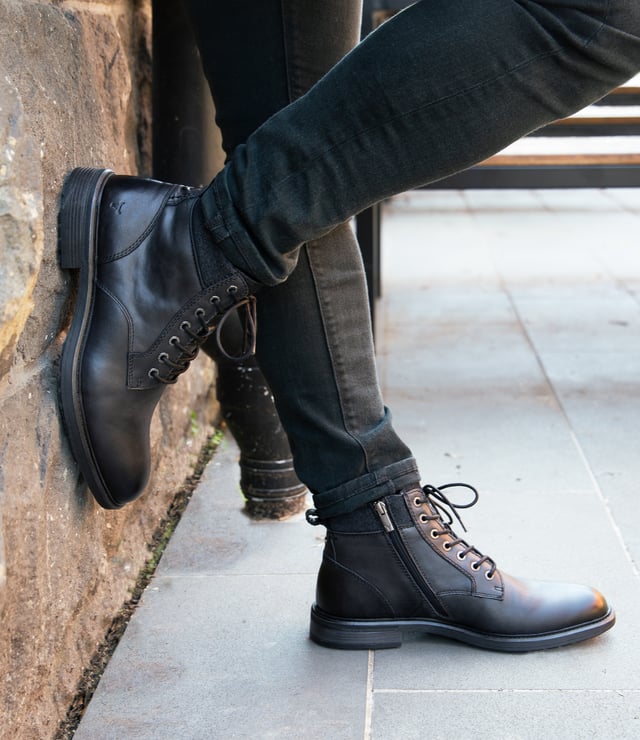 Las botas Windsorsmith Sergio son el epítome de la sofisticación casual, confeccionadas con cuero de vaca encerado/aceite desgastado. Con un refuerzo lateral elástico y una cómoda lengüeta en la parte posterior, estas botas Chelsea ofrecen un fácil acceso para ponerse y quitarse. El acabado resistente La puntera redonda y la suela liviana garantizan comodidad sin sacrificar el estilo. Cuero envejecido de primera calidad: confeccionado con cuero de vaca duradero, encerado/aceite para un encanto resistente. Forro cómodo sin cuero: brinda un tacto suave contra el pie para usarlo durante todo el día. Suela antideslizante confiable: Suela T.P.R diseñada para una tracción y estabilidad superiores, Diseño de fácil acceso: Cuenta con refuerzos elásticos de doble cara para poner y quitar sin esfuerzo, Elegante punta redonda: Forma clásica para una apariencia sofisticada, Práctica altura del talón: tacón de 25 mm para mayor elevación sin comprometer la comodidad. Conveniente lengüeta para tirar: ubicada en la parte posterior para una entrada rápida y fácil. Marca distintiva: adornada con el logotipo metálico de cabeza de toro de Windsorsmith en la lengüeta trasera, que muestra la calidad de la marca.
Estilo Chelsea versátil: un diseño atemporal que combina bien con varios conjuntos para cualquier ocasión