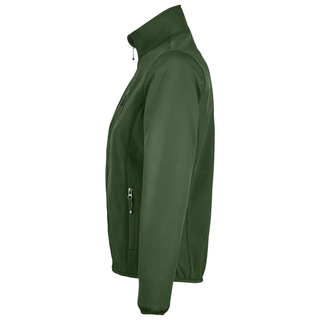 Materiaal: 94% polyester & 6% elasthaan buitenste laag. Waterdicht, winddicht en ademende tussenlaag. Polyester fleece voering. Ritssluiting over de gehele lengte met kinbeschermer en binnenritssluiting. Rechterkant borstzakje met rits. Twee zakken met rits aan de voorkant. Gebonden elastische manchetten en zoom. Uitscheurbaar label. Grootte: XS: 6/8, S: 8/10, M: 10/12, L: 12/14, XL: 14/16, XXL: 16/18, 3XL: 18/20.
