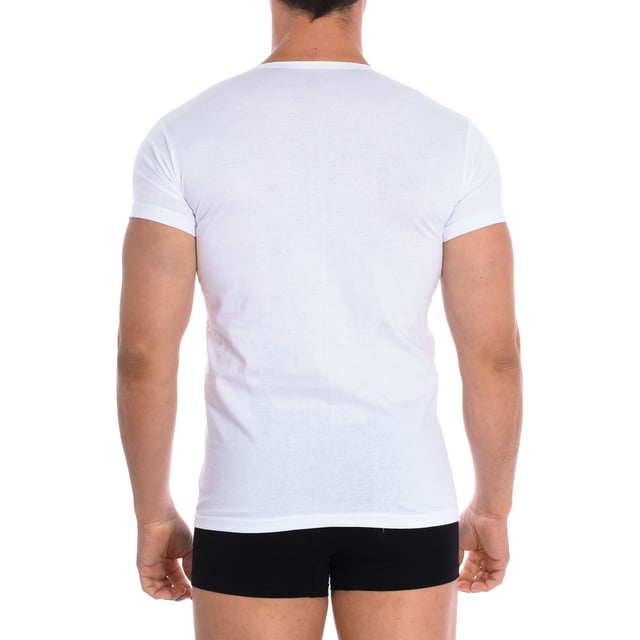 Q-EN short sleeve undershirt.
 Round neck.
 Comfortable and breathable fabric.
 Seams seen in tone.
 Composition: 100% cotton
 Care:
Machine wash at 40º maximum.
 Do not use bleach.
 It does not allow the use of a dryer.
 It does not allow the use of an iron.
 Do not dry clean.
