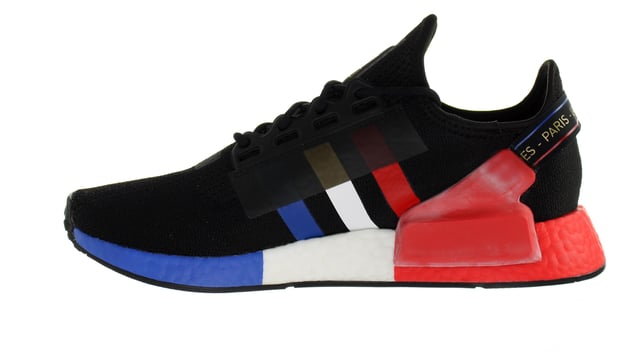 Frische deinen Sneaker-Style auf mit dem adidas NMD R1 V2! Dieser Laufschuh ist in einem eleganten Schwarz gehalten und verfügt über eine gepolsterte Innensohle für zusätzlichen Komfort. Das charakteristische Branding mit roten und blauen Akzenten vervollständigt dieses Must-Have.