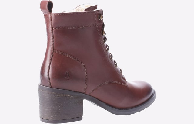 Hush Puppies Harriet Damenstiefel Aus Braunem Leder Hochwertiges Leder mit klassischem Aussehen und kräftigem Absatz, der Harriet-Stiefel sieht fantastisch aus, und dank seines weichen Schaffellfutters und des Memory-Foam-Innenraums werden Sie sich den ganzen Tag über auch fantastisch fühlen