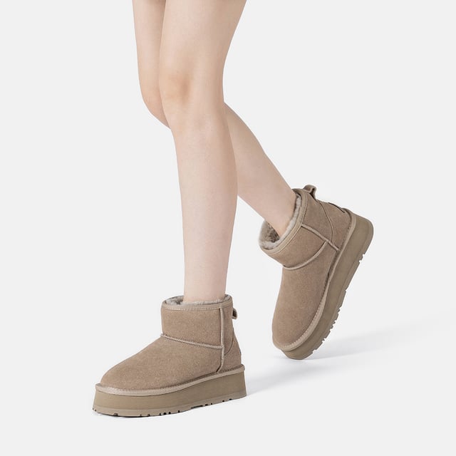 Wenn Sie nach zusätzlicher Höhe und Unterstützung suchen, sind die Dusky Stiefel ideal. Sie lassen sich mühelos mit einem passenden Trainingsanzug kombinieren, was sie großartig für das gemütliche Loungen drinnen oder schnelle Ausflüge macht. Sie kombinieren Komfort und Stil tadellos und sind wesentlich für die kühleren Jahreszeiten. Produktnummer: EAU3016 Beschreibung: Obermaterial aus Kuhwildleder - Futter aus Schafswolle - EVA-Sohle
