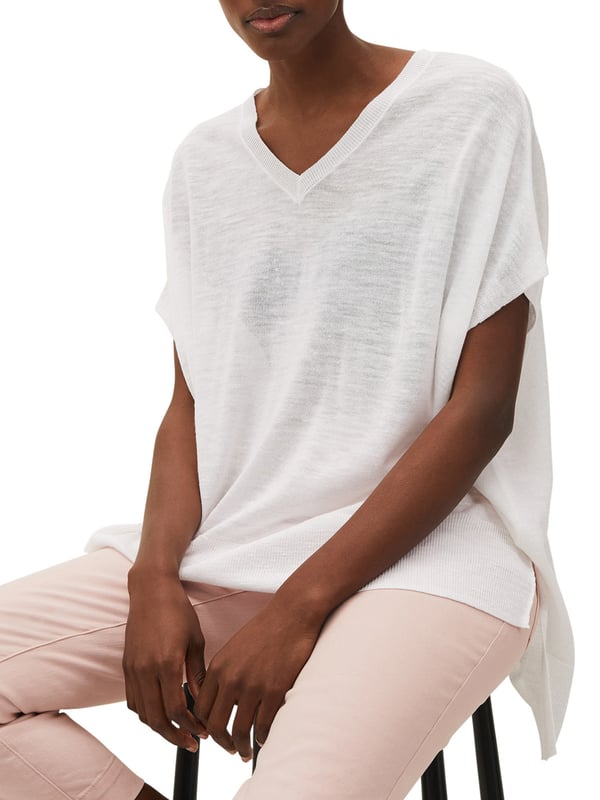 An oversized fit and linen-blend makes this knit an easy and lightweight piece to add to your spring collection. Framed by short sleeves a step hem and V-neckline.