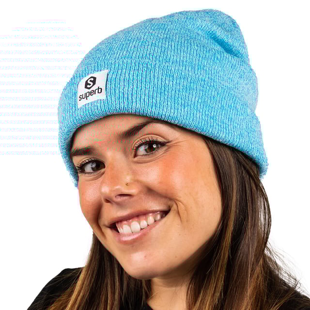 Gorro de punto Superb
Logo bordado en parte delantera.
 Composición: 100% Acrílico
 Cuidados:
- Lavar a máx. 40ºC.
- No usar lejía.
- Planchar a temperatura baja.
- No lavar en seco.
- No usar secadora.