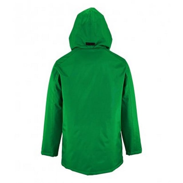 Polsterung und Futter aus Polyester. Spritzwassergeschützt und winddicht. Versteckte, abnehmbare Kapuze mit Verstellmöglichkeiten. Mit Fleece gefütterter Kragen. Durchgehender Reißverschluss mit Druckknopf und Sturmklappe mit Reißverschluß. Zwei Fronttaschen. Eine Innentasche. Verstellbare Manschetten mit Reißverschluß. Offener Saum. Zugang für Dekoration. Materialien: Außen Polyester mit PVC-Beschichtung.