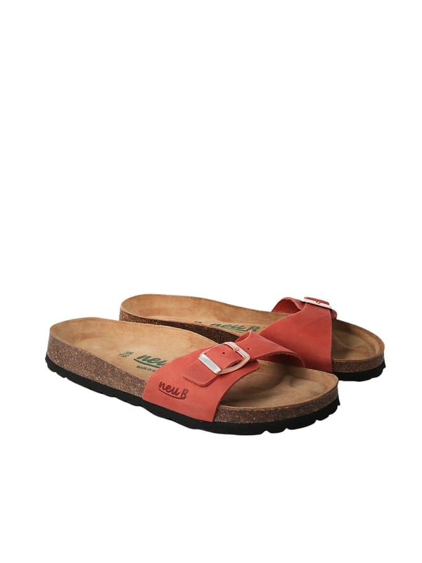 Entdecken Sie die perfekten Damen-Sandalen für den Sommer! Diese eleganten Sandalen vereinen Stil und Komfort mit einem leichten Design, das ideal für warme Tage ist. Der Spaltlederriemen sorgt für eine hochwertige Optik und langlebige Qualität, während die Dornenschließe eine individuelle Anpassung ermöglicht. Das Korkfußbett passt sich perfekt an die Form Ihres Fußes an und bietet ganztägigen Tragekomfort. Ob am Strand, in der Stadt oder bei einem gemütlichen Spaziergang - diese Sandalen sind der ideale Begleiter. Gönnen Sie sich einen Hauch von Luxus und lassen Sie Ihre Füße atmen. Perfekt kombinierbar mit Sommerkleidern, Shorts oder Jeans, verleihen diese Sandalen jedem Outfit das gewisse Etwas. Erleben Sie Komfort und Stil in einer Sandale!