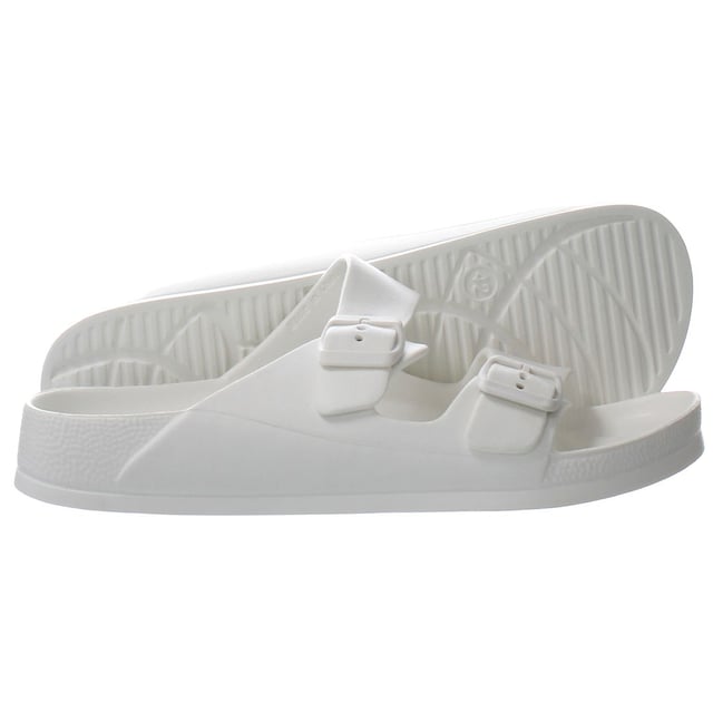 Las deslizaderas blancas para hombre Penguin Heatwave son una opción de calzado elegante y cómoda para quienes buscan un aire veraniego relajado y desenfadado. Estas deslizaderas combinan un diseño clásico con elementos modernos, lo que las hace perfectas para descansar junto a la piscina o pasear por la playa.

Fabricadas con sencillez y funcionalidad en mente, estas deslizaderas presentan una parte superior sintética blanca que ofrece un aspecto limpio y fresco. La correa ancha que cruza la parte superior del pie proporciona un ajuste seguro y regulable, permitiéndote encontrar el nivel de comodidad perfecto. La correa está adornada con el logotipo de Penguin, añadiendo un toque de marca y estilo.

Las zapatillas Heatwave Sliders se han diseñado pensando en la comodidad. Cuentan con una plantilla acolchada que se amolda a la forma del pie, proporcionando una sensación de suavidad y apoyo a cada paso. Su construcción ligera garantiza la facilidad de uso, permitiéndote moverte libre y cómodamente durante todo el día.

La suela de goma duradera ofrece una tracción y estabilidad fiables, haciendo que estas zapatillas sean adecuadas para diversas superficies. Tanto si caminas sobre arena, baldosas o hierba, puedes moverte con confianza por tu entorno con estos deslizadores.

El versátil color blanco de estos deslizadores hace que sean fáciles de combinar con diferentes atuendos de verano. Ya lleves bañador, pantalones cortos o incluso un atuendo informal de verano, estas deslizaderas complementarán tu estilo sin esfuerzo.

En resumen, las Penguin Heatwave Men's White Sliders son una elección elegante y cómoda para el calzado de verano. Con su diseño sencillo, su ajuste regulable y su plantilla acolchada, estas deslizaderas proporcionan la combinación perfecta de estilo y comodidad para descansar o explorar bajo el sol.