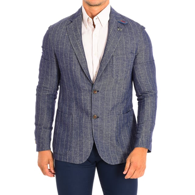 Long-sleeved blazer La Martina.
 Color Marbled blue
 Regular cut that adapts perfectly to any type of silhouette.
 Lapel collar.
 Closure with two buttons.
 Front slip pockets.
 Two pockets on the inside.
 Button closure cuffs.
 Small brooch with the firm's logo on the flap.
 Seams seen in tone.

 Composition: 50% Linen, 40% Cotton, 10% Elastane.

 - Do not use a washing machine.
 - Iron at medium temperature, max. 110ºC.
 - Do not use a dryer.
 - Does not admit bleach.
 Composition: 50% Linen, 40% Cotton, 10% Elastane.
 Care:
- Do not use a washing machine.
 - Iron at medium temperature, max. 110ºC.
 - Do not use a dryer.
 - Does not accept bleach.
