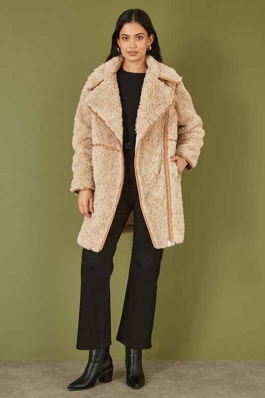 This coat is a seriously cool piece of outerwear to style this season. With a long biker style design, faux suede piping details and that stunning oversized collar for good measure. Wear with your everyday fits to keep cosy, with pockets and a side zipper.