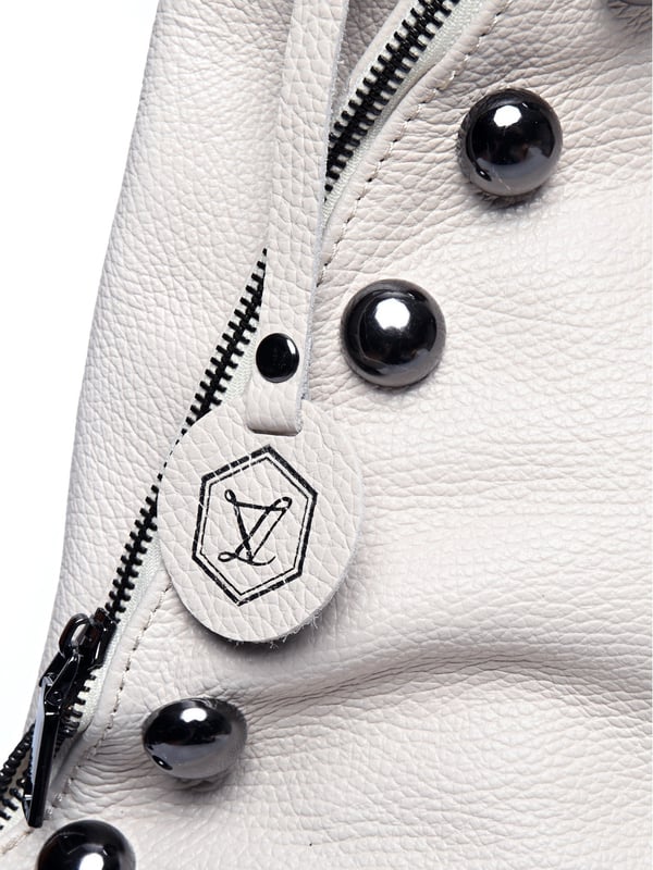 Mochila
100% cuero de vaca
Asa superior única
Cierre superior con cremallera, se puede plegar con cierre magnético
Bolsillo interior con cremallera
Bolsillo trasero con cremallera
Dos correas de hombro ajustables
Dimensiones: 38x30x14 cm