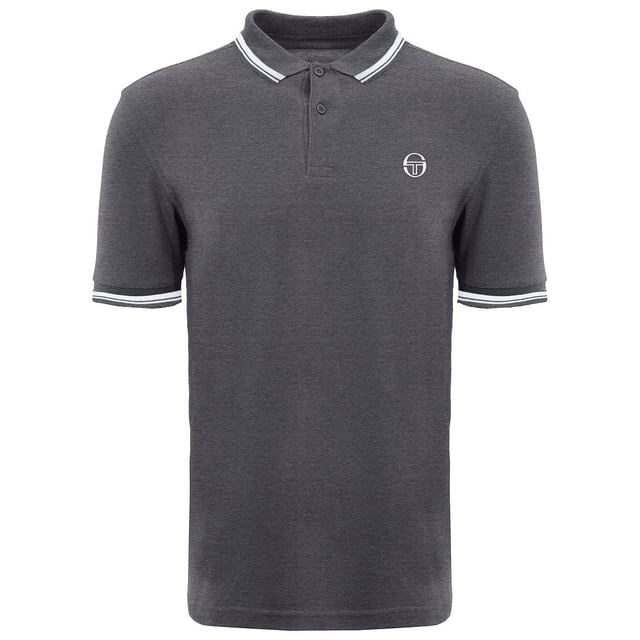 Wil je je "fashion edge" laten zien als de temperaturen dalen? Laat dat niet het geval zijn. Kijk dan eens naar deze polo van Sergio Tacchini. Geborduurd merk op de borst met een nauwsluitende ribboord aan de kraag en mouwen, een knoopsluiting met 2 knopen en een rechte splitzoom. Doorgestikt ribmotief op de rug. 100% katoen in een piqué polo met korte mouwen.