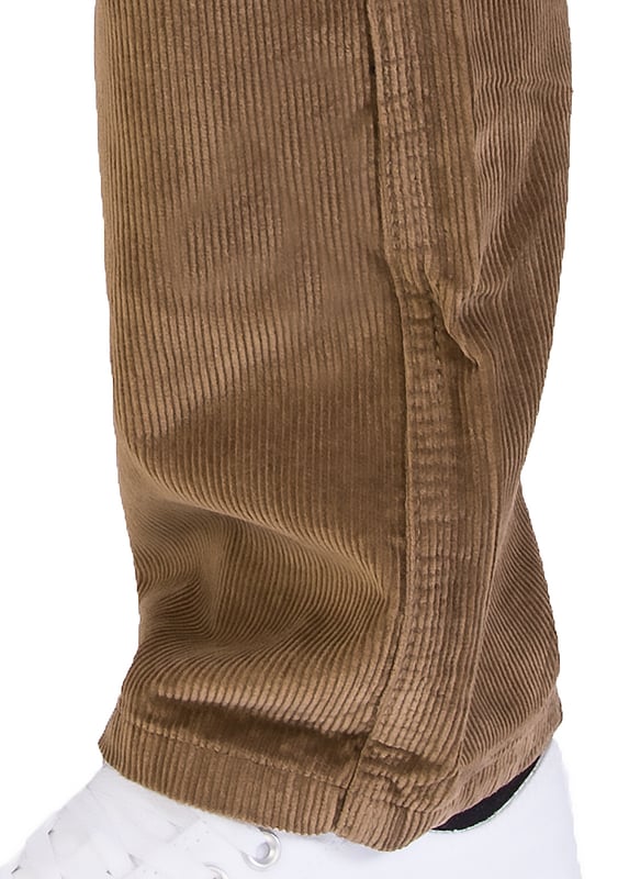 Wenn Sie nach stylischen Beinkleidern suchen, dann sind Sie bei Rock Creek an der richtigen Adresse. Die Marke bietet eine Vielzahl an modischen Hosen für Damen und Herren. Wählen Sie zwischen lässigen, eleganten und extravaganten Modellen und finden Sie die ideale Hose für Ihren Stil. Die verschiedenen Modelle begeistern mit einer hohen Materialqualität, einer hervorragenden Verarbeitung und einem angenehmen Tragegefühl. Außerdem präsentieren sie sich mit trendstarken Designs. Mit dem Modell RC-2156 bieten wir Ihnen, eine Cordhose mit einem robusten Stoff die zugleich weich, gemütlich und trotzdem edel aussieht an.