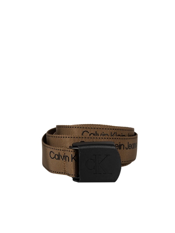 Deze stijlvolle leren riem is de perfecte aanvulling op een casual garderobe, die modieus design combineert met functionaliteit.
Het stevige logo-gesp zorgt niet alleen voor een gemakkelijke en veilige sluiting, maar is ook een opvallend decoratief element.
De subtiele, maar duidelijke merknaam op de hele lengte van de riem voegt een prestigieus karakter toe en is een herkenningsteken voor liefhebbers van mode.
Dankzij het gebruik van hoogwaardige stof garandeert deze riem duurzaamheid en stevigheid, zelfs bij dagelijks gebruik.