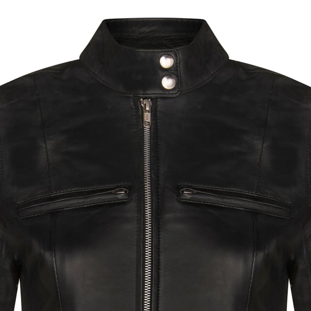 Mejora tu estilo con nuestra chaqueta de motociclista de cuero para mujer, una pieza atemporal que rezuma vanguardia y sofisticación. Esta chaqueta, confeccionada con un cuero increíblemente suave, ofrece una sensación de lujo y un aspecto resistente que es perfecto para cualquier ocasión. Ya sea que estés en la carretera o simplemente paseando por la ciudad, esta chaqueta de motociclista de cuero es la opción perfecta para hacer una declaración de moda audaz. Su combinación de elementos de diseño clásico y comodidad moderna la convierte en una incorporación imprescindible para cualquier guardarropa. Cuello alto con cierre de dos botones para una estética clásica de motociclista. Dos bolsillos en el pecho añaden funcionalidad y estilo a la chaqueta. Los accesorios plateados brindan un elegante contraste con el cuero. El forro interior de satén garantiza comodidad y un ajuste suave. El cuero suave no solo se ve genial, sino que también se siente excepcionalmente cómodo contra la piel.