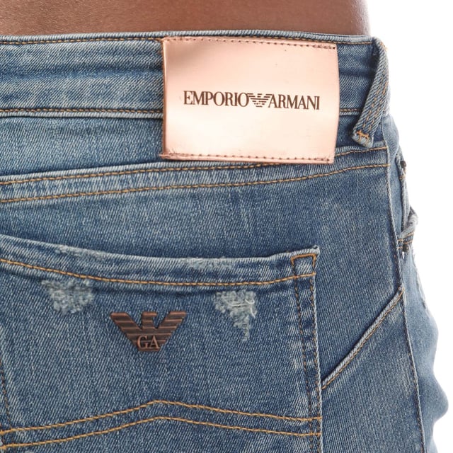 Damen Emporio Armani J23 Slim-Fit Jeans. - Slim Fit. - Markenlogo. - Reißverschluss. - Gürtelschlaufen. - 5 Taschen. - 78 % Baumwolle, 14 % Lyocell, 6 % Elastomultiester, 2 % Elasthan. - Ref: J23 Slim-Fit Jeans