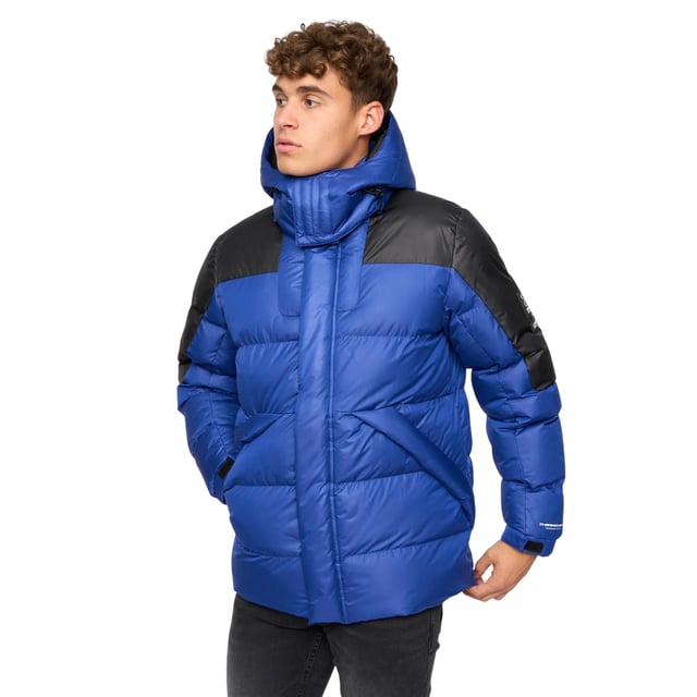 100% Polyester. Voering: Gevoerd. Ontwerp: Logo, Quilted. Stof Technologie: Duurzaam, Lichtgewicht, Thermoheat. Halslijn: Kapitein. Mouwtype: Met lange mouwen. Panellering. Manchet: Lipje met aanraaksluiting. Kap Kenmerken: Aannaaien, Knevelversteller. Zakken: 2 Zijzakken. Bevestiging: Volledige ritssluiting. M: 38 in. L: 42 in. XL: 44 in. XXL: 46 in.