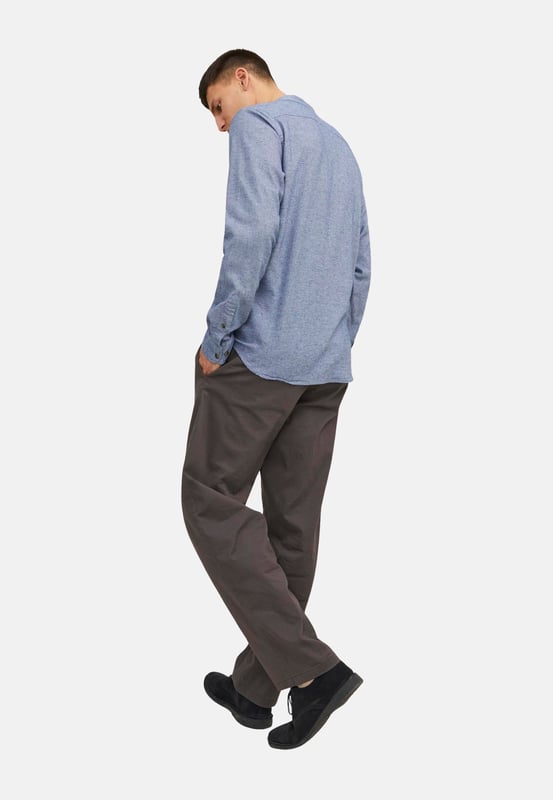 Tauchen Sie ein in den Komfort dieses langärmeligen Herrenhemdes. Sein Comfort-Fit-Schnitt bietet Bewegungsfreiheit und Komfort. Der markante Stehkragen verleiht dem Hemd eine moderne Eleganz. Mit einer klassischen Knopfleiste ist es einfach anzuziehen und vielseitig zu kombinieren. Verstellbare 2-Knopf-Manschetten bieten eine individuelle Passform und stilistische Flexibilität. Eine praktische Brusttasche hält Ihre wichtigsten Utensilien griffbereit. Der abgerundete Saum verleiht ihm einen lässigen Touch und macht es ideal zum Tragen über oder in Hosen. Knitterfreies Material sorgt den ganzen Tag für einen gepflegten Look. Genießen Sie den hohen Tragekomfort und die erstklassige Verarbeitung dieses zeitlosen Kleidungsstücks. Ideal für Männer, die Stil und Komfort gleichermaßen zu schätzen wissen, egal zu welchem Anlass.