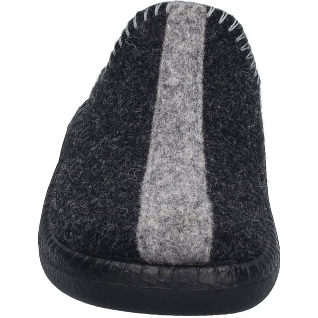Ontdek het ideale schoeisel voor ontspannende uurtjes thuis met de Monaco damespantoffel 62 van JOSEF SEIBEL. Deze pantoffel, speciaal ontworpen voor vrouwen, maakt indruk met zijn kleur in een elegante titaniumcombinatie. De kleurstelling kan naadloos worden geïntegreerd in elke casual outfit, waardoor de schoen een veelzijdige metgezel is voor gezellige dagen thuis. Gemaakt van hoogwaardig vilt in het bovenmateriaal en een binnenzool van comfortabel textiel, biedt deze schoen ongeëvenaard comfort. De zwarte PU-zool (polyurethaan) zorgt niet alleen voor een aantrekkelijk contrast, maar maakt ook indruk met zijn uitstekende dempende eigenschappen. Dankzij de innovatieve direct soling, waarbij de zool direct in de zoolvorm wordt gespoten en aan het bovenwerk wordt gehecht, ervaar je een nieuwe dimensie van flexibiliteit en lichtheid. Met de Relax-collectie richt JOSEF SEIBEL zich op een gegarandeerde pasvorm en topkwaliteit, zodat je kunt vertrouwen op een duurzame metgezel die ver afstaat van de snelle fast fashion. De Monaco 62 damespantoffel is meer dan zomaar een pantoffel; het is een verklaring van gezelligheid en hoogwaardige afwerking, vervaardigd volgens Europese normen. Of het nu is voor ontspannende uren met een boek of als trouwe metgezel op lange werkdagen in het thuiskantoor, deze schoen vervult alle verlangens naar comfort en een verhoogd gevoel van welzijn.
