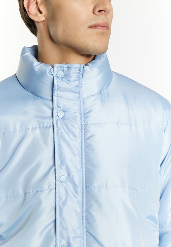 Licht, gewatteerd en met een zachte glans presenteert Mo dit gewatteerde blousonjack voor het komende herfst-winterseizoen. De hoge opstaande kraag biedt bescherming, evenals de verborgen ritssluiting met drukknoopsluiting. De elastische manchetten zorgen voor een ideale pasvorm en zorgen voor de finishing touch.  Jas