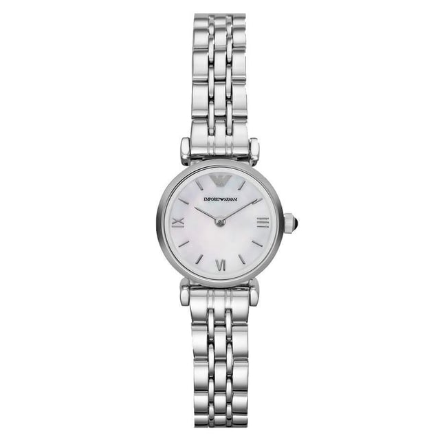 Stilvolle und anspruchsvolle Damen, diese Uhr von Emporio Armani wird sicher Ihr neuer Favorit! Die Damenuhr AR1763 mit Perlmutt-Zifferblatt aus Edelstahl hat ein 22-mm-Edelstahlgehäuse mit einem wunderschönen Perlmutt-Zifferblatt. Die klassische analoge Anzeige verleiht Ihnen mühelos elegantes Aussehen, während das Quarzwerk für präzise Zeitmessung sorgt. Diese wunderschöne Damenuhr von Emporio Armani wird komplett in einer Geschenkbox geliefert, sodass sie sofort nach dem Auspacken Eindruck macht!