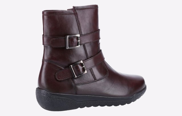 Stay effortlessly stylish with these lightweight double buckle side zip ladies mid boots from Fleet & Foster. Zambia is a simplistic design with leather uppers, memory foam footbed and soft-touch warm suede lining is gentle on tights and feet.
- Leather Upper- Side Zip- Memory Foam Footbed- Wide Fit