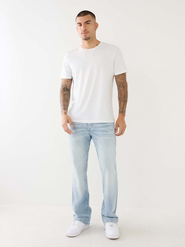The Ricky Super T Straight Jean is a true classic. This men's straight jean features fading and 3D whiskering, clean hardware, and red and white Super T stitching. Finished with 1/2" horseshoe detailing along the back flap pockets and our regular 34” inseam. 