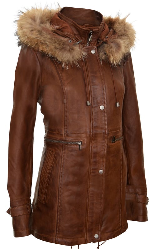 Verhoog je winterstijl met ons leren damesparkajack, een perfecte mix van minimalistische verfijning en warmte. Deze jas is gemaakt van 100% premium, ultrazacht nappaleer en biedt zowel luxueus comfort als een tijdloze uitstraling. Dit is wat hem onderscheidt:  
 Afneembare, met bont gevoerde capuchon: De jas wordt geleverd met een met bont gevoerde capuchon, die zorgt voor warmte en comfort tijdens de winter terwijl het een stijlvol tintje toevoegt aan het algehele ontwerp. 
 Knoopsluiting: In plaats van de typische ritssluiting heeft deze jas een een knoopsluiting over de YKK-ritssluiting, waardoor een meer klassieke en verfijnde esthetiek ontstaat. 
 Verstelbare gespen: Gespen op de manchetten zijn toegevoegd verstelbaarheid, waardoor je de pasvorm kunt aanpassen en ervoor kunt zorgen dat de mouwen ademend blijven voor langdurig comfort. 
 Verlengde tailleritsen: Twee verlengde horizontale ritsen Ritsen lopen over de taille, bieden voldoende opbergruimte en voegen een moderne twist toe aan het ontwerp van de parka. 
 Hoge trechterkraag: De hoge trechterkraag kan worden vastgemaakt met een YKK-rits over de volledige lengte, die extra bescherming biedt tegen kou en wind.  Met zijn strakke en minimalistische ontwerp is deze leren damesparka een veelzijdige toevoeging aan je wintergarderobe, waarbij mode en functionaliteit moeiteloos worden gecombineerd