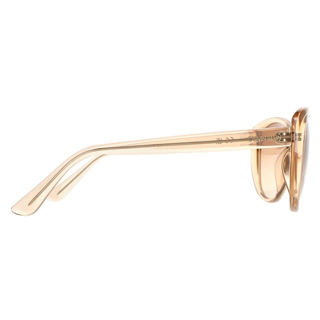 Calvin Klein Cat Eye Mujer Crystal Beige Marrón Gradiente CK19560S Las CK19560S son unas elegantes cat eye fabricadas en acetato ligero. El logotipo de Calvin Klein aparece en las finas patillas para garantizar la autenticidad de la marca.