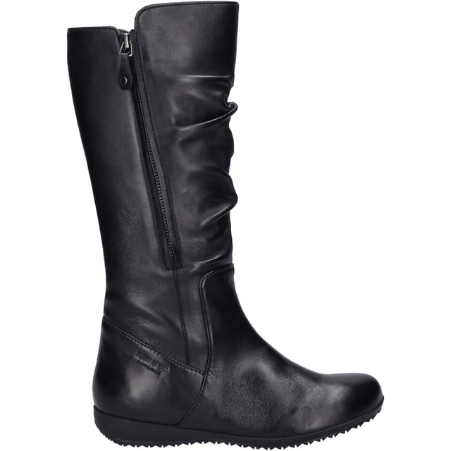 Die kalte Jahreszeit verlangt nach Schuhen, die nicht nur das Herz erwärmen, sondern auch die Füße. Mit dem Naly 26, einem Stiefel von JOSEF SEIBEL in elegantem Schwarz, ist genau das möglich. Dieses Modell für Damen besticht durch seine hochwertige Verarbeitung und das Obermaterial aus feinstem Schafsleder in Nappa-Qualität. Das warm gefütterte Innenleben sorgt für behagliche Wärme an kühlen Tagen und macht den Schuh zum idealen Begleiter für lange Spaziergänge in der Natur oder einen entspannten Stadtbummel. Die Sohle aus TR – Thermoplastischem Kautschuk – bietet neben einer guten Rutschfestigkeit und Langlebigkeit auch eine Leichtigkeit, die den Komfort spürbar erhöht. Mit einem Reißverschluss ausgestattet, lässt sich der Naly 26 unkompliziert an- und ausziehen. Die Fertigung nach der AGO-Methode, eine der jüngsten und innovativsten Produktionsvarianten, verspricht eine leichte und formbeständige Beschaffenheit, die den Schuh besonders langlebig macht. Abgerundet wird das Erlebnis durch die Zugehörigkeit zur Josef Seibel Produktlinie, die für modernen Tragegenuss, perfekte Passform und die Verwendung hochwertiger Materialien steht. Dieser Stiefel ist somit eine Hommage an die Freizeitgestaltung im Freien, wo er seine Trägerin mit Bequemlichkeit und einer stilvollen Erscheinung unterstützt. Ein Schuh, der nicht nur durch seine Ästhetik, sondern auch durch seine Funktionalität und das Bekenntnis zu nachhaltiger Produktion überzeugt – ein wahres Meisterwerk der Schuhmacherkunst von JOSEF SEIBEL.