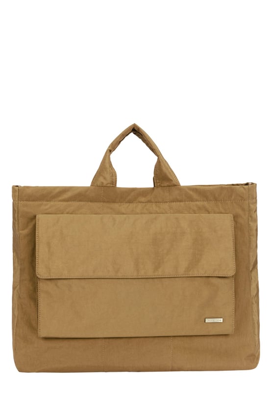The Landscape Nylon Tote is the perfect commuter bag. With ample internal space and an oversized flap over zip pocket to the front, the bag features a comfortable padded carry handle and adjustable crossbody strap with clip off function. Features: , Zip top opening, Front oversized flap over zip pocket, Rear zip pocket, SMITH & CANOVA antique brass logo, Branded antique brass zips, Padded grab handle, Adjustable crossbody strap (detachable), Internal 15 inch padded laptop sleeve, Internal zip pocket, 2 Internal mobile phone slip pockets - fits normal and plus size smart phones, 3 Internal pen slip pockets Style Ref: 92683 TAN