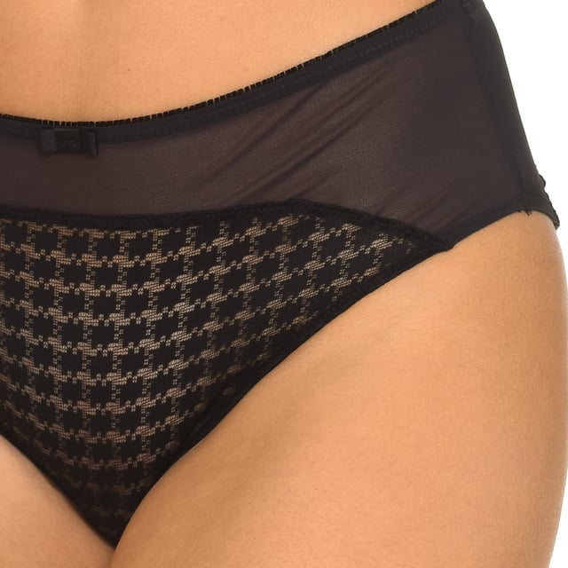 DIM Generous Brief
 Color Black
 Thin velvet waistband.
 Bow detail on the front.
 Elastic and breathable fabric.
 Seams seen in tone.

 Composition: 84% Polyamide, 16% Elastane

 Care:
 - Wash at max temperature. 40º.
 - Do not use bleach.
 - Do not use dryer.
 - Do not iron.
 - Do not dry clean.
 Composition: 84% Polyamide, 16% Elastane
 Care:
Care:
 - Wash at max temperature. 40º.
 - Do not use bleach.
 - Do not use dryer.
 - Do not iron.
 - Do not dry clean.