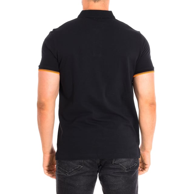 Short Sleeve Polo US Polo Assn.
 Color Black
 Ideal to complete a casual and modern look.
 Contrasting lapel collar.
 Medium button closure on the front.
 Ribbed sleeves and neckline.
 Branded woven graphics.
 Seams seen in tone.

 Composition: 100% Cotton.

 - Wash maximum at 30ºC.
 - Iron at medium temperature, max. 110ºC.
 - It does not allow the use of a dryer.
 - Do not bleach.
 - Does not admit dry cleaning.
 Composition: 100% cotton.
 Care:
- Wash maximum at 30ºC.
 - Iron at medium temperature, max. 110ºC.
 - It is not allowed to use a dryer.
 - Do not use bleach.
 - Does not support dry cleaning.