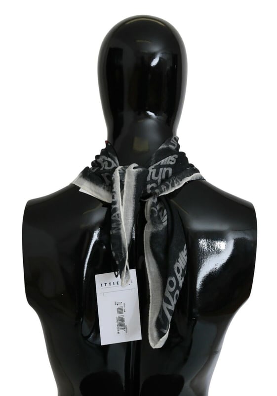 Gloednieuw met tags
  Geslacht: Mannen
  Kleur: Zwart met witte opdruk
  Materiaal: 20% Wol 80% Viscose
  Vervaardigd in Italie
  Afmeting: 65cm x 65cm
  Veelzijdig accessoire
  Logo details