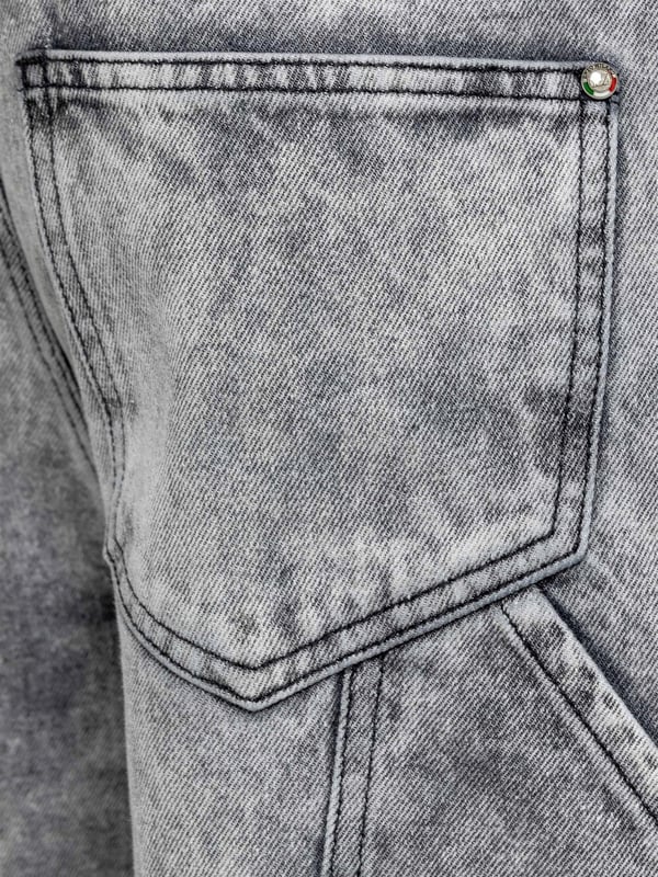 These jeans feature self-fabric panels, a loop on the left, and a loose fit for maximum ease. Other details such as the branded button, rivets, faux leather waist patch, and metal badge add a touch of personality. Choose between a relaxed fit for comfort and mobility, a timeless straight-leg cut, or a contemporary tapered fit. The signature utility pockets and hammer loop not only add functionality but also bring a unique style to the jeans.