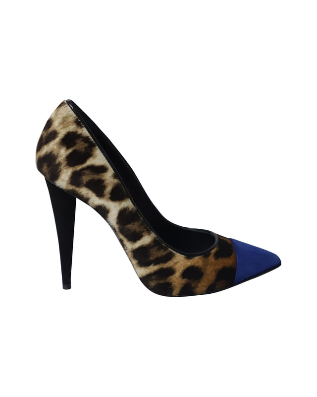 VINTAGE, RRP AS NEW
Look your fashionable best and make heads turn in these lovely pumps from Giuseppe Zanotti! They are crafted from leopard printed pony hair and feature pointed toe caps in a contrast blue hue. They come equipped with comfortable leather lined insoles and slender heels. They'll look great with an asymmetrical dress or a chic jumpsuit and are definitely worth adding to your closet!
Giuseppe Zanotti Pointed Heels in Animal Print Suede
Condition: excellent
Sign of wear: minimal scuff on soles and heels
Material: Suede
Color: Animal Print
Size: IT37/US7/UK4
SKU: 195402