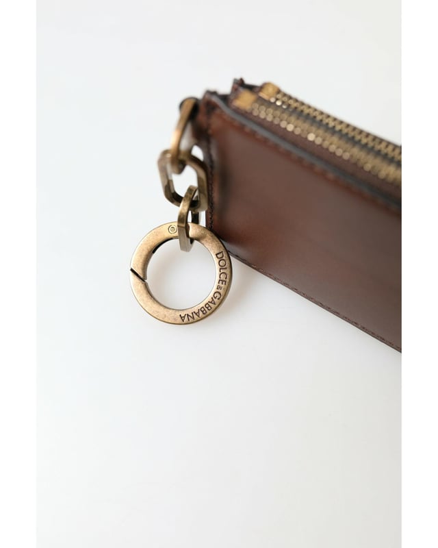 100% läder\n  Dragkedjeförslutning\n  Nyckelring ingår\n  Dolce \u0026 Gabbana-logotypdetaljer\n  Tillverkad i Italien\n  Mått: 11 cm x 8 cm x 2 cm\nMaterial: 100% läder