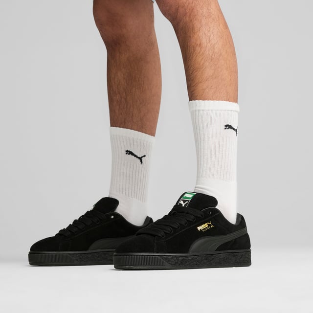 Zapatillas Puma Suede XL negras para hombre, fabricadas en ante y suela de goma. Presentan: diseño XL, lengüeta acolchada, cordones gruesos y cordones de repuesto.